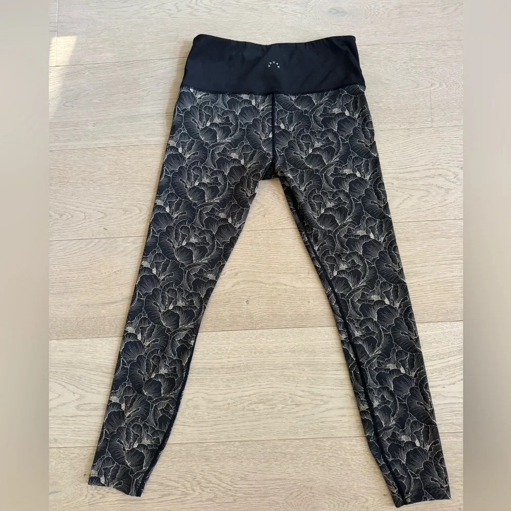Varley Estrella Legging (Peach Floral)
Size Medium - Picture 6 of 10